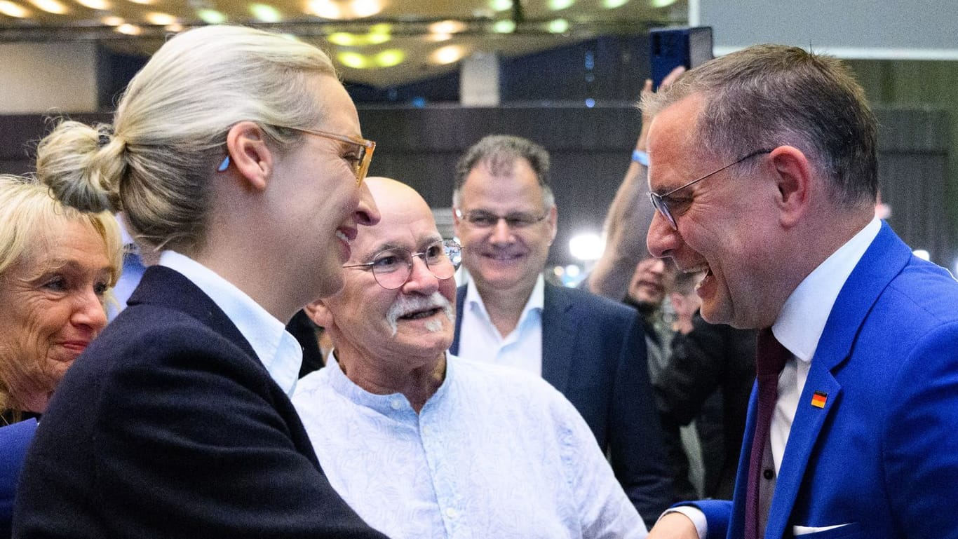 Freude in Essen: Die Delegierten haben Alice Weidel und Tino Chrupalla erneut als Doppelspitze der AfD gewählt.