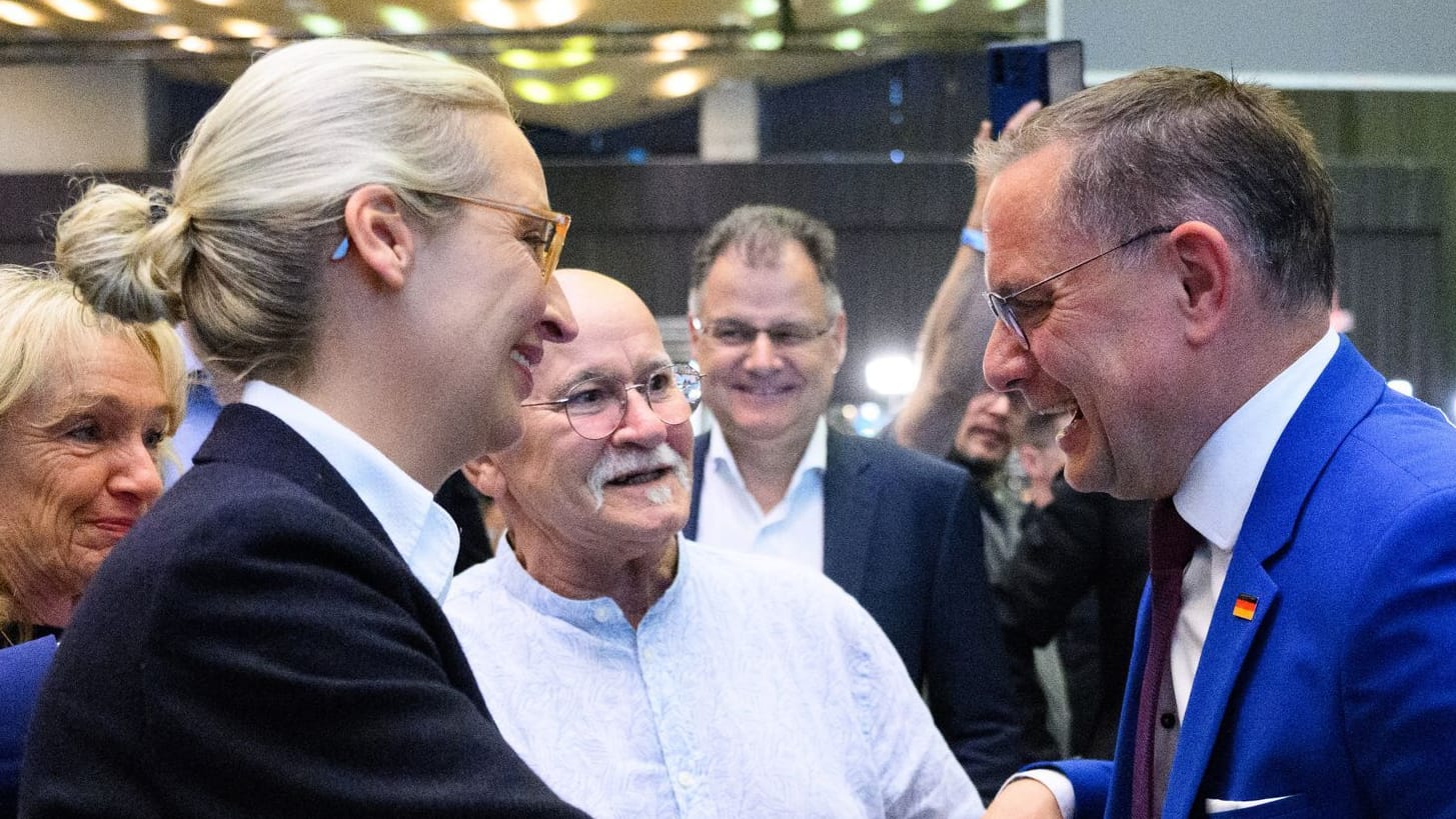 Freude in Essen: Die Delegierten haben Alice Weidel und Tino Chrupalla erneut als Doppelspitze der AfD gewählt.