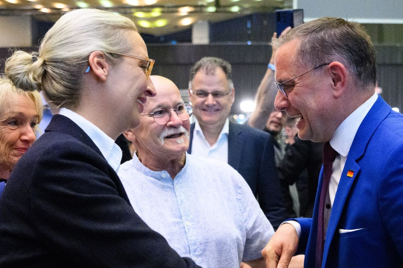 Freude in Essen: Die Delegierten haben Alice Weidel und Tino Chrupalla erneut als Doppelspitze der AfD gewählt.