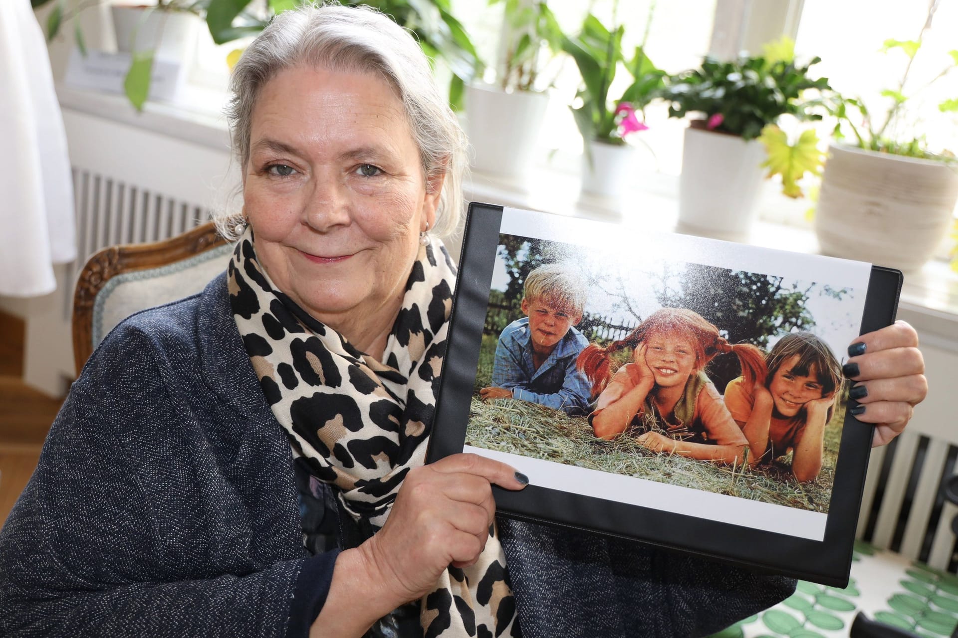 Maria Persson mit einem Filmausschnitt in der Hand im März 2023.