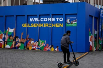 Ein Mann fährt mit dem Elektroroller am Gelsenkirchener Heinrich-König-Platz entlang: Die Stadt im Ruhrpott richtet das erste EM-Spiel Englands aus.