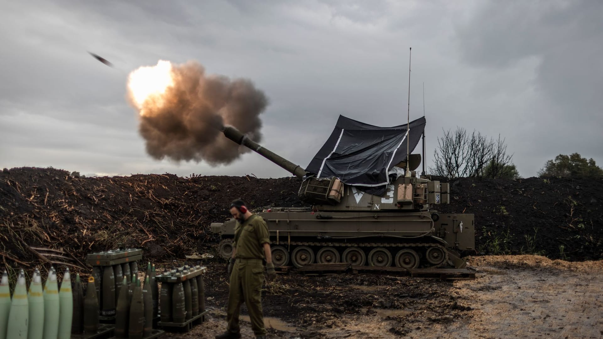 Israelische Soldaten feuern nahe der Grenze zum Libanon eine Haubitze ab.