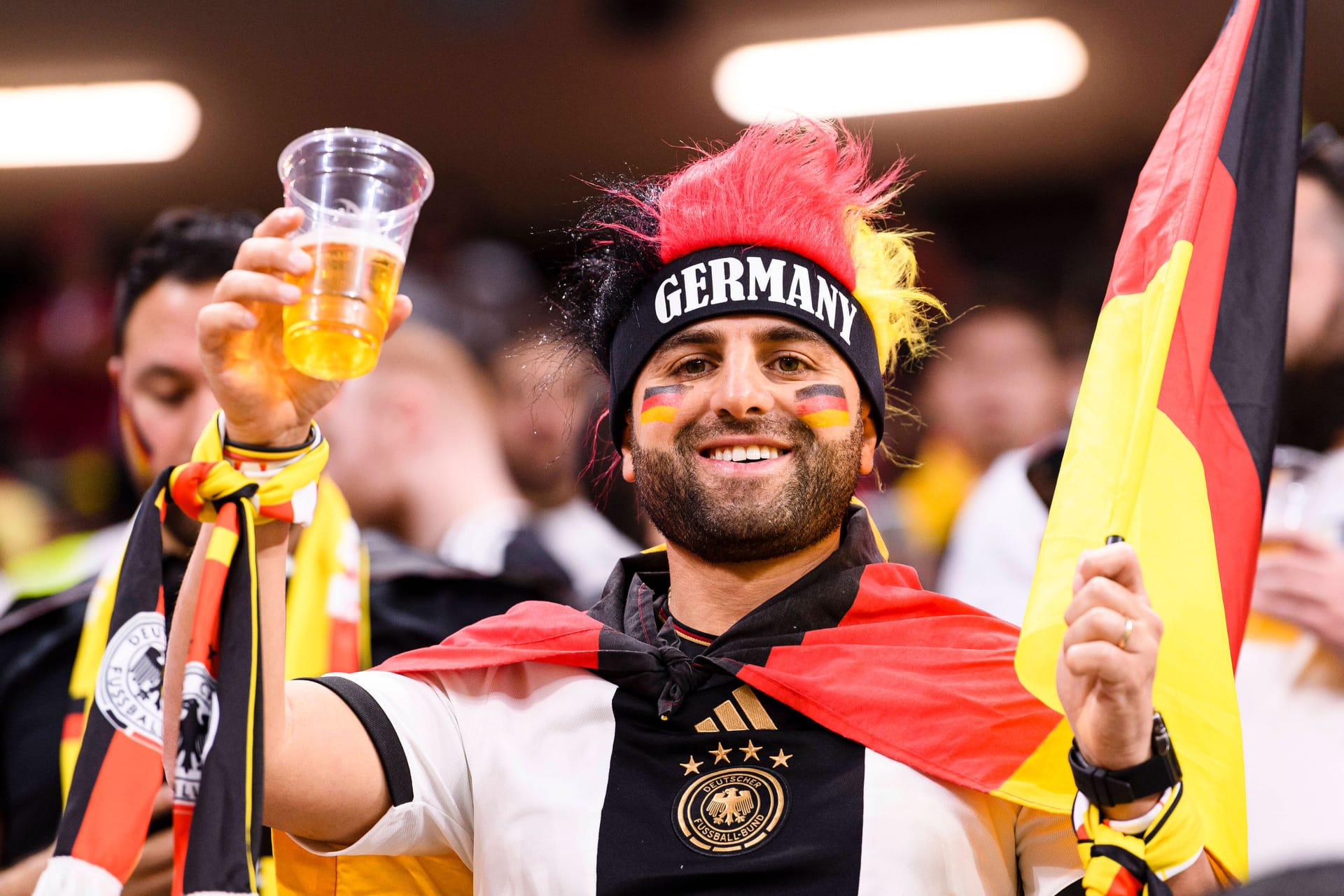 Ein Deutschland-Fan hält ein Bier in der Hand (Archivbild): Ab Freitag eröffnet die Fan Zone im Olympiapark.