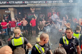 Albanische Fans zündeten am Montag in der Düsseldorfer Altstadt Pyrotechnik.