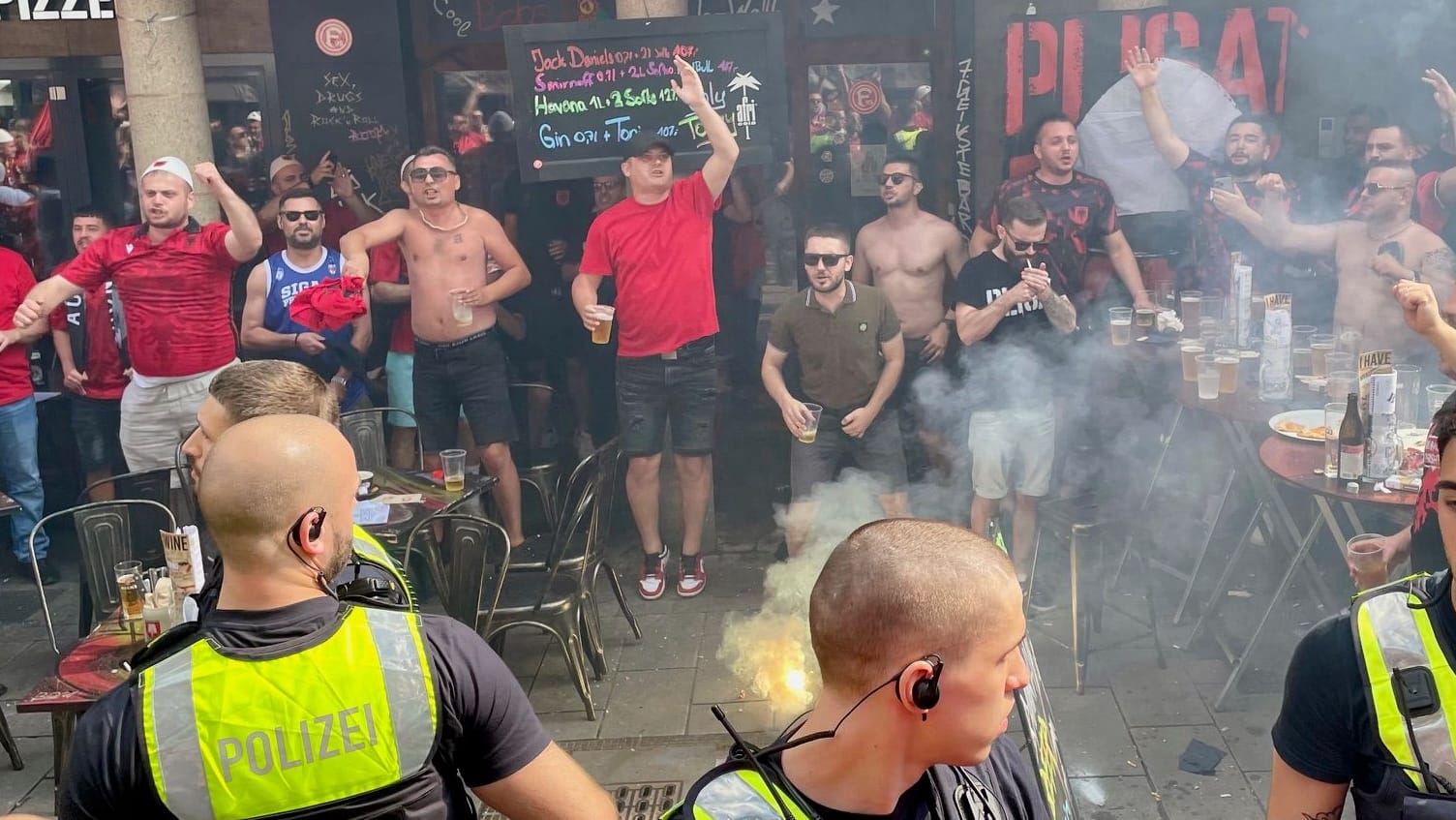 Albanische Fans zündeten am Montag in der Düsseldorfer Altstadt Pyrotechnik.