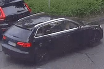 Wer kann Angaben zu diesem Fahrzeug machen: Mit diesem schwarzen Audi A3 soll ein Mann vom Tatort geflüchtet sein.