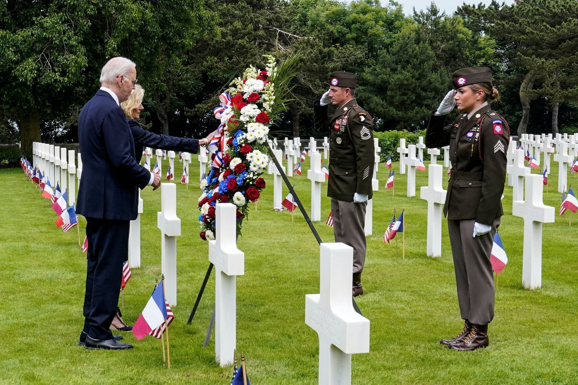 Joe Biden auf dem amerikanischen Militärfriedhof in Colleville-sur-Mer.