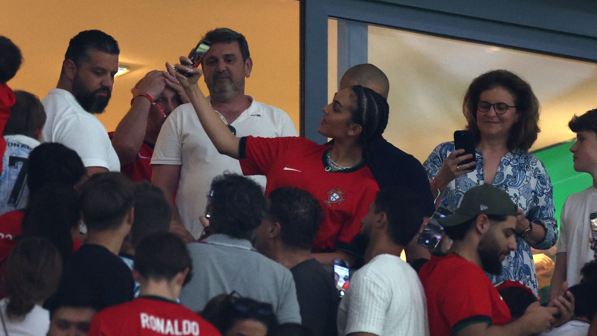 Ronaldos Freundin Georgina Rodriguez macht gut gelaunt Selfies in der Arena in Gelsenkirchen.