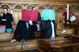 Die Angeklagten vor Prozessbeginn im Bremer Gerichtssaal (Archivfoto): Einer der Männer muss für zwölf Jahre in Haft.