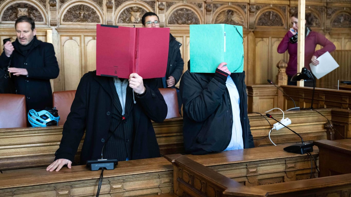 Die Angeklagten vor Prozessbeginn im Bremer Gerichtssaal (Archivfoto): Einer der Männer muss für zwölf Jahre in Haft.