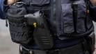 Diese Polizistin aus NRW hat schon einen Taser, der neben Erste-Hilfe-Pack, Taschenlampe und Handschellen an der Ausrüstungsweste befestigt ist.