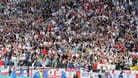 Englische Fans im Stadion: Die An- und Abreise für Zuschauer in Gelsenkirchen gestaltete sich schwierig.
