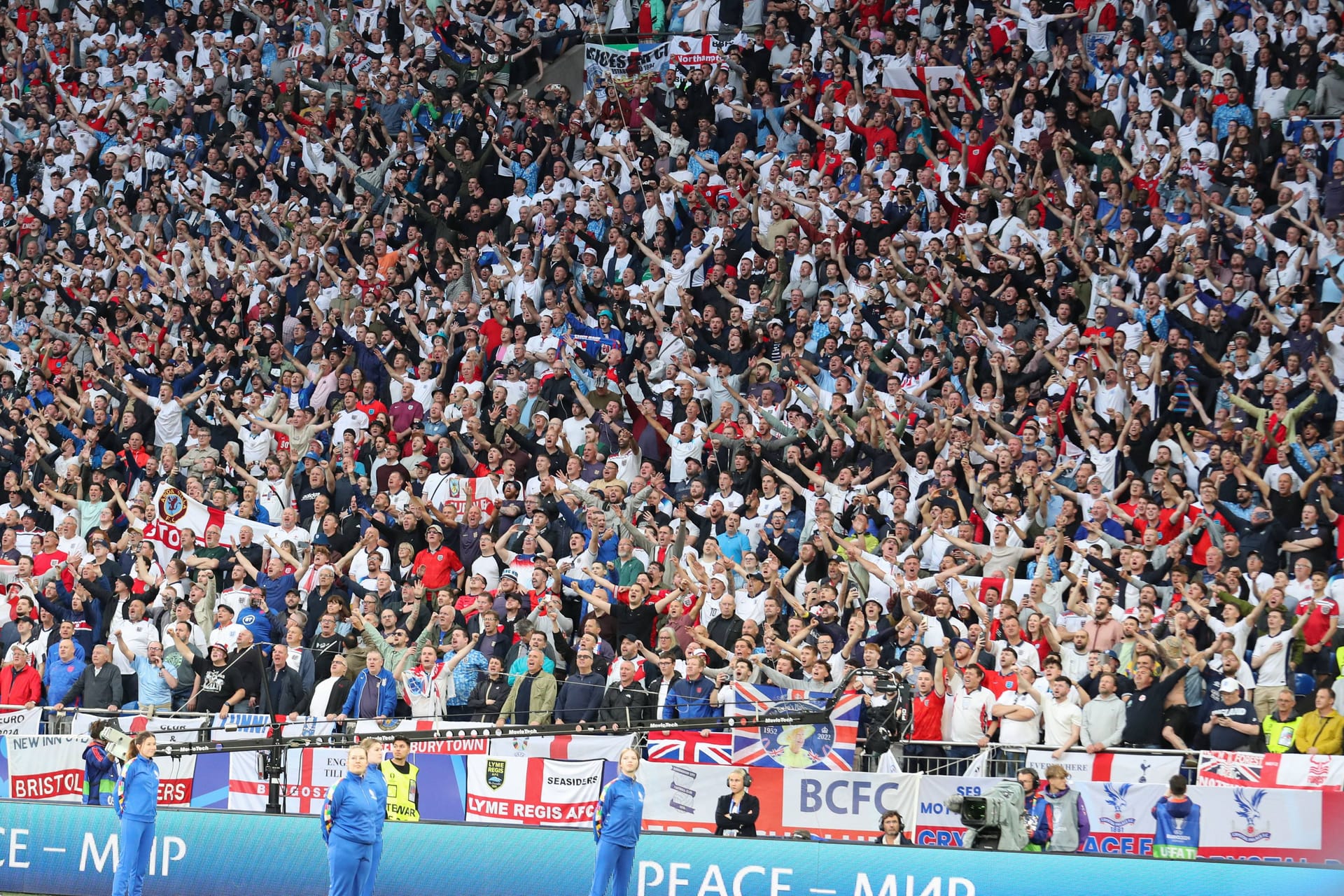 Englische Fans im Stadion: Die An- und Abreise für Zuschauer in Gelsenkirchen gestaltete sich schwierig.