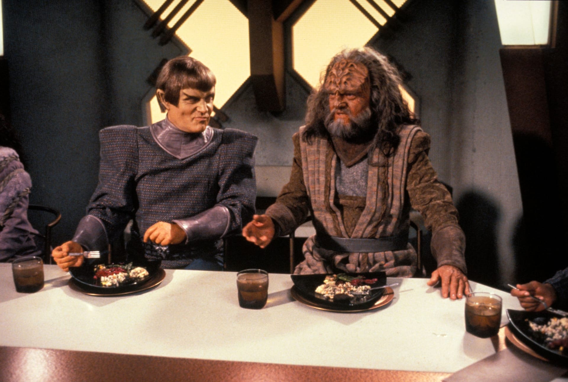 Alan Scarfe als Tokath (l.) in der Serie "Star Trek: The Next Generation".