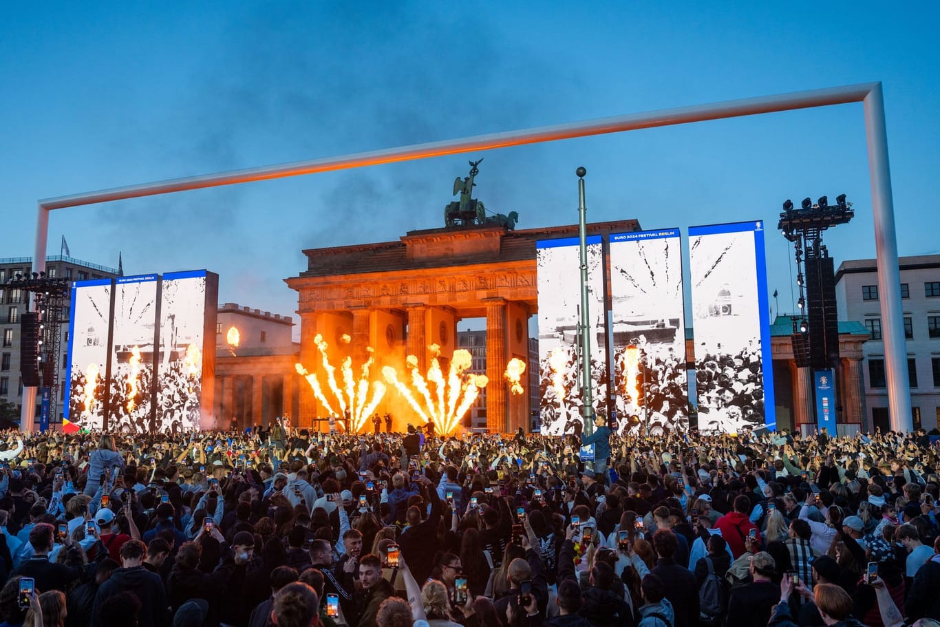 Eröffnungsfeier der Fanmeile am Brandenburger Tor: Rund 30.000 Menschen schauten am Abend zu.