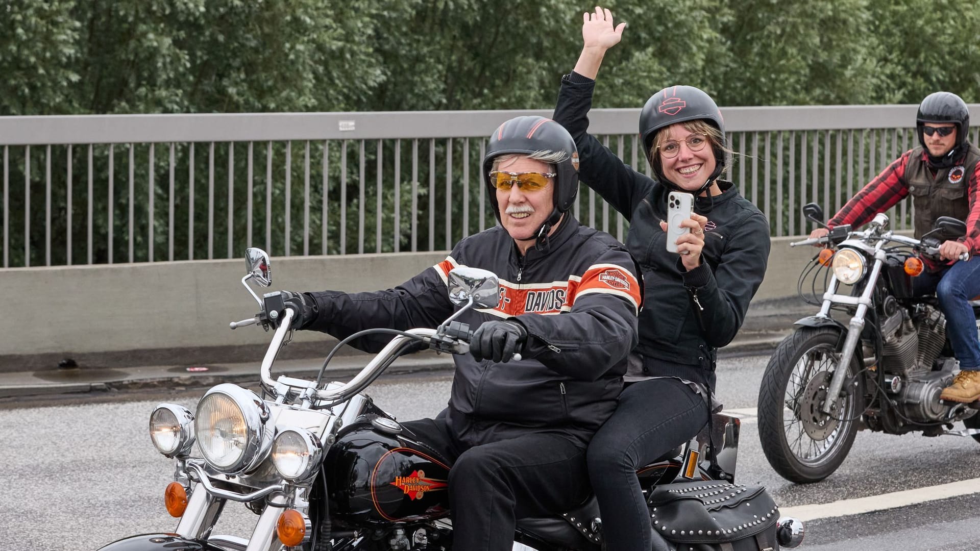 30.06.2024, Hamburg: Teilnehmer der Hamburg Harley Days Parade fahren über die Köhlbrandbrücke.