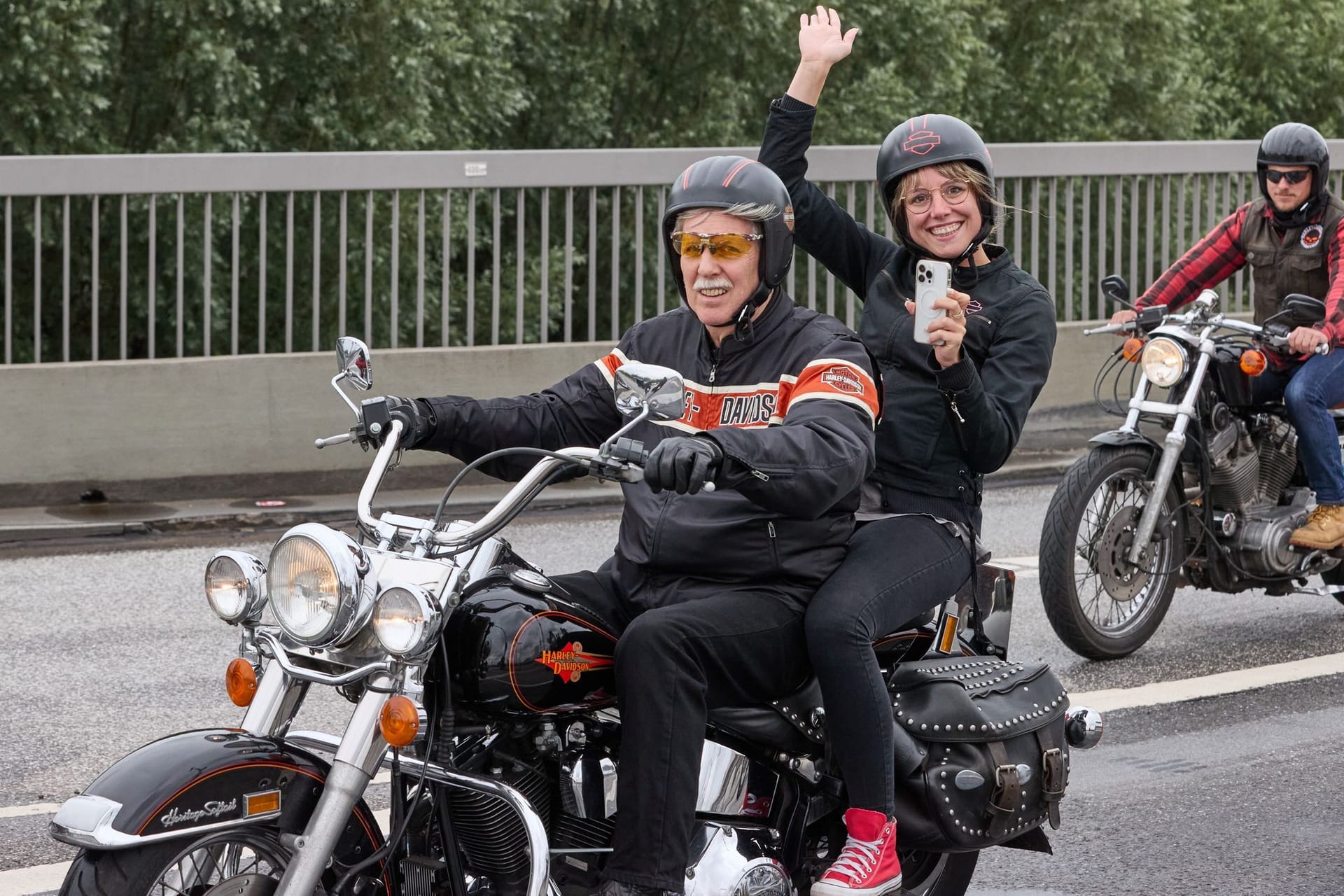 30.06.2024, Hamburg: Teilnehmer der Hamburg Harley Days Parade fahren über die Köhlbrandbrücke.