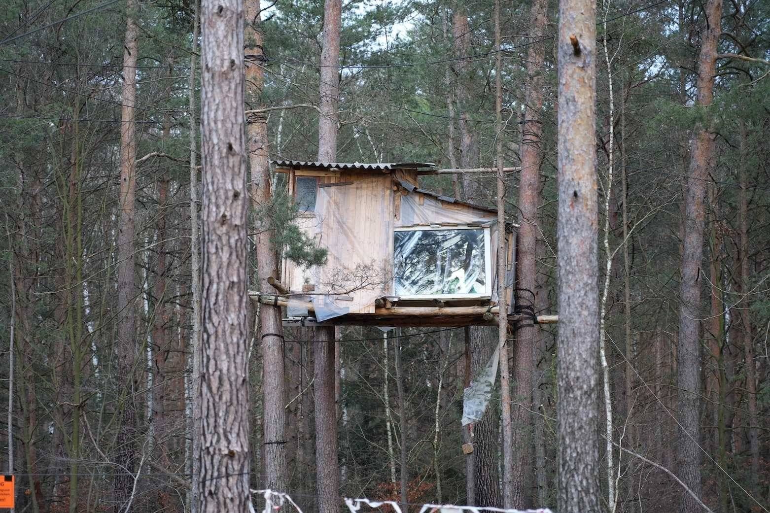 Die Räumung des Heibo-Waldes in Sachsen (Symbolbild): Ähnliche Baumhäuser, wie im Heibo-Wald wurden auch im Gremberger Wäldchen errichtet.