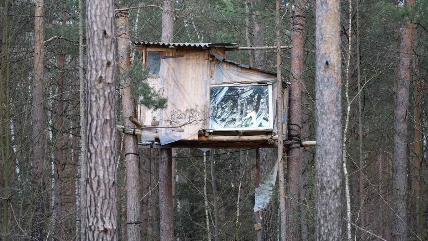 Die Räumung des Heibo-Waldes in Sachsen (Symbolbild): Ähnliche Baumhäuser, wie im Heibo-Wald wurden auch im Gremberger Wäldchen errichtet.