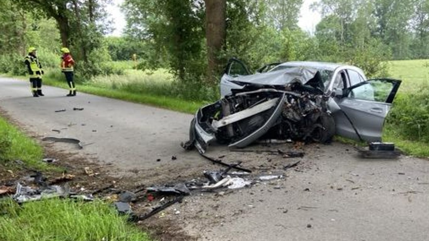 Der Mercedes an der Unfallstelle: Der Wagen des Seniors ist nicht mehr fahrtüchtig.