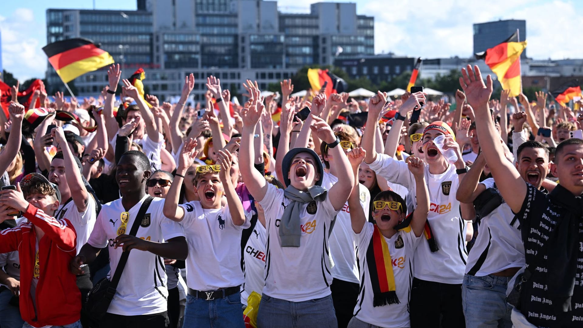 Jubelnde Deutschland-Fans auf dem Heiligengeistfeld.