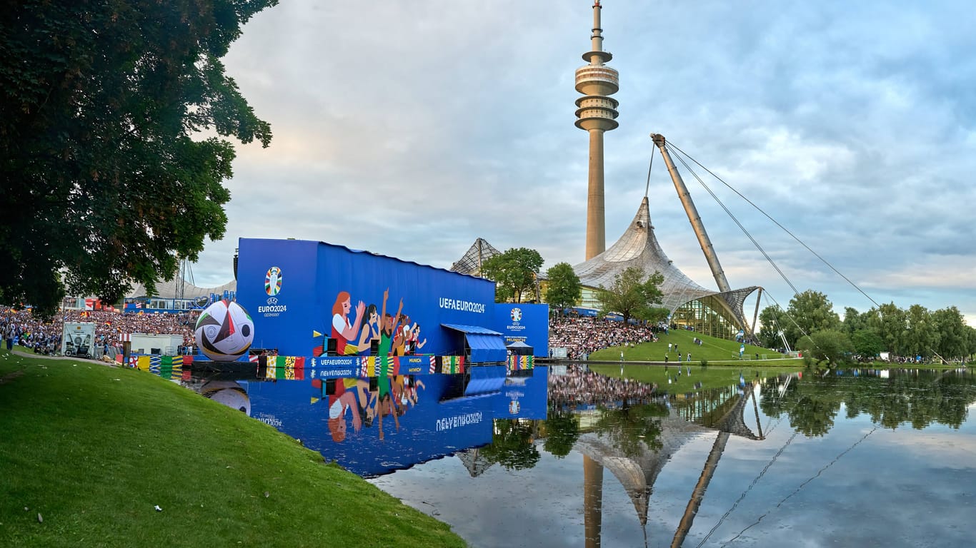 Die Fan Zone in München: Im Hintergrund ist das Olympiastadion zu sehen.