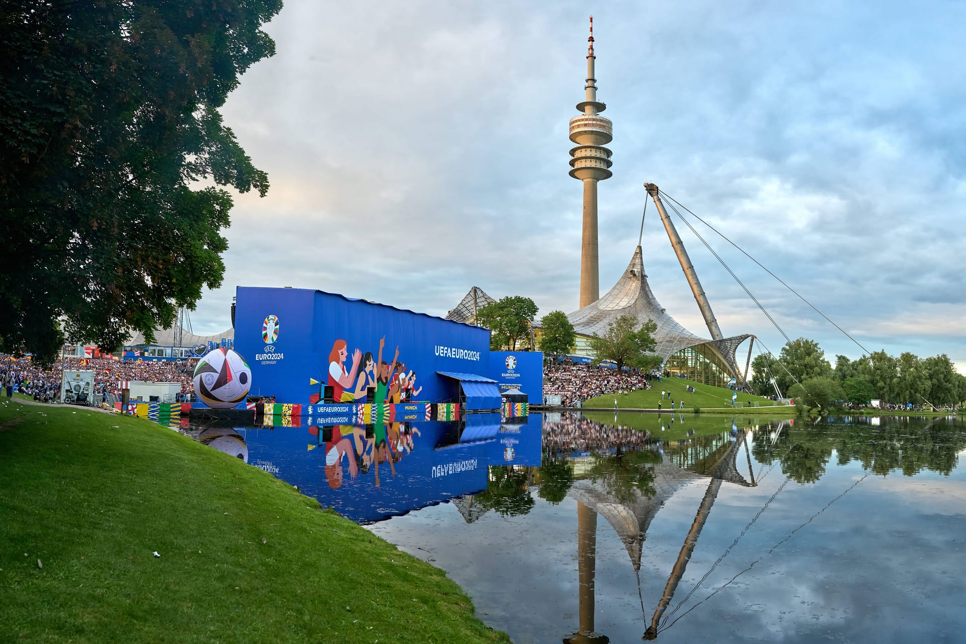 Die Fan Zone in München: Im Hintergrund ist das Olympiastadion zu sehen.