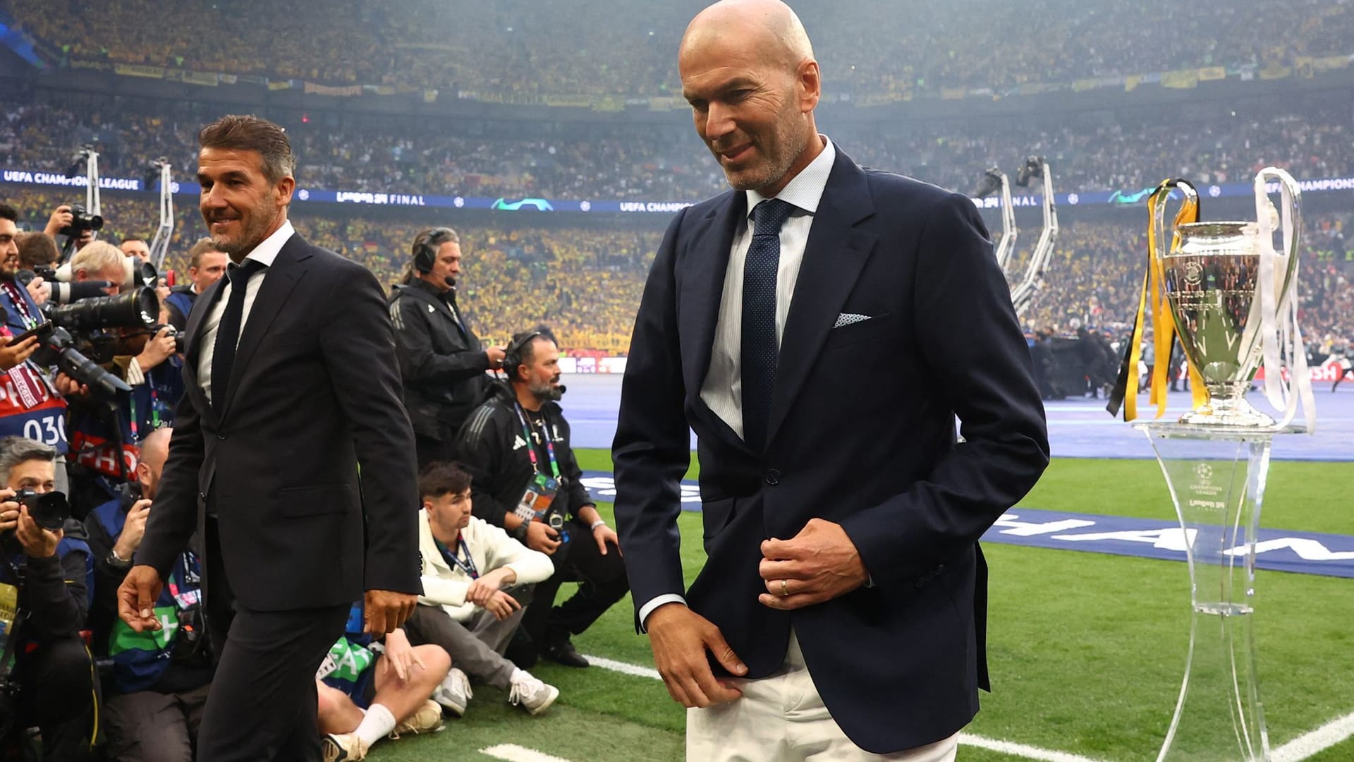 Zinédine Zidane vor Anpfiff des Champions-League-Finals: Falsch geknöpft.