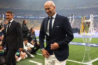 Zinédine Zidane vor Anpfiff des Champions-League-Finals: Falsch geknöpft.