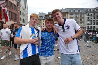 Tony Lumb, Ben Lumb und Joe Garry (von links) freuen sich auf die Partie der englischen Mannschaft am frühen Abend gegen Dänemark in Frankfurt.