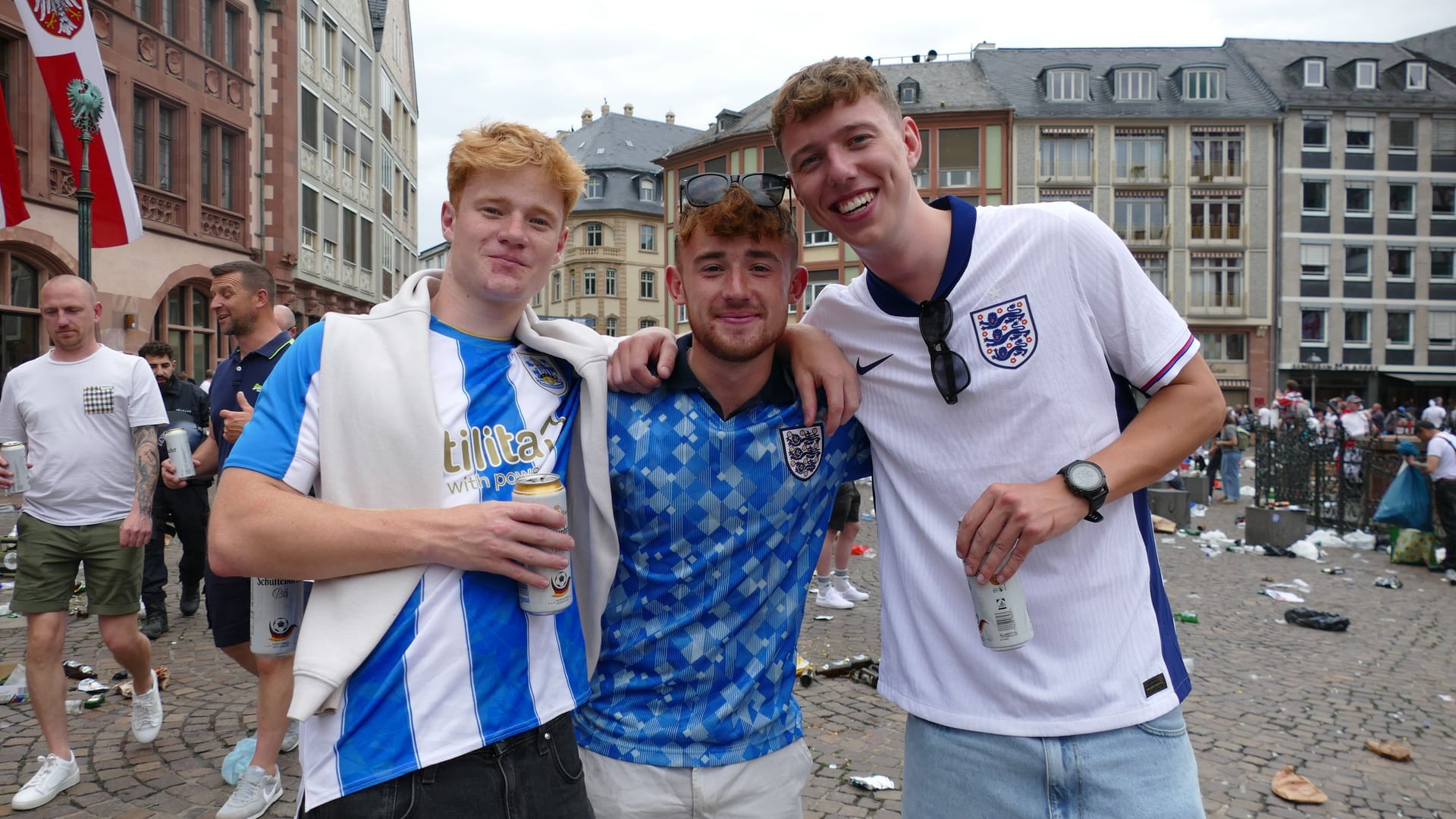 Tony Lumb, Ben Lumb und Joe Garry (von links) freuen sich auf die Partie der englischen Mannschaft am frühen Abend gegen Dänemark in Frankfurt.