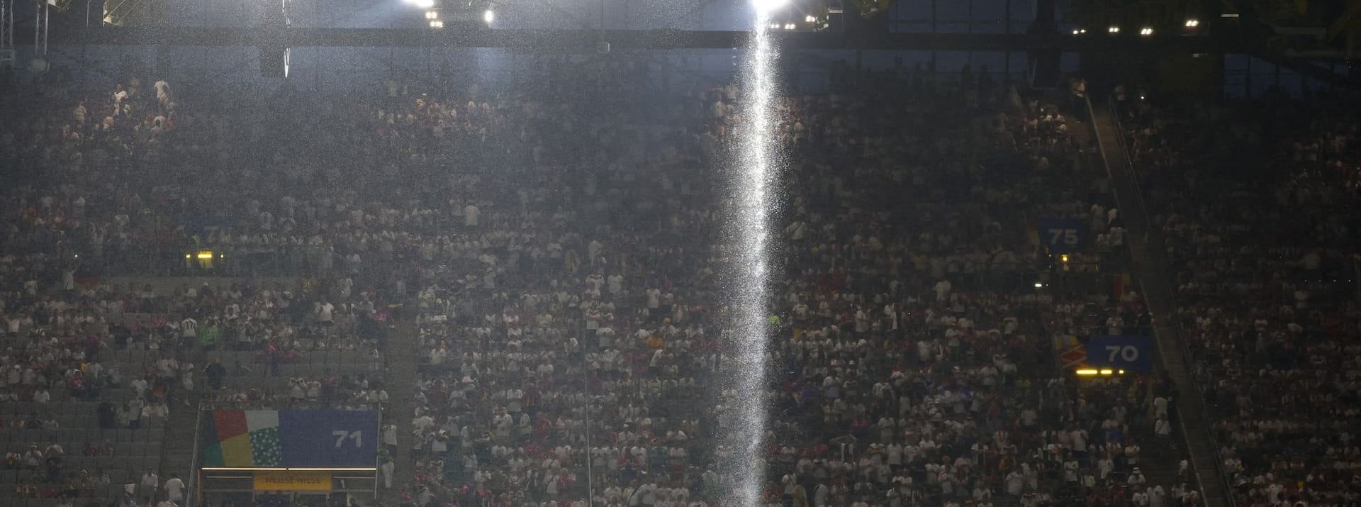 Ein Wasserfall im Stadion.