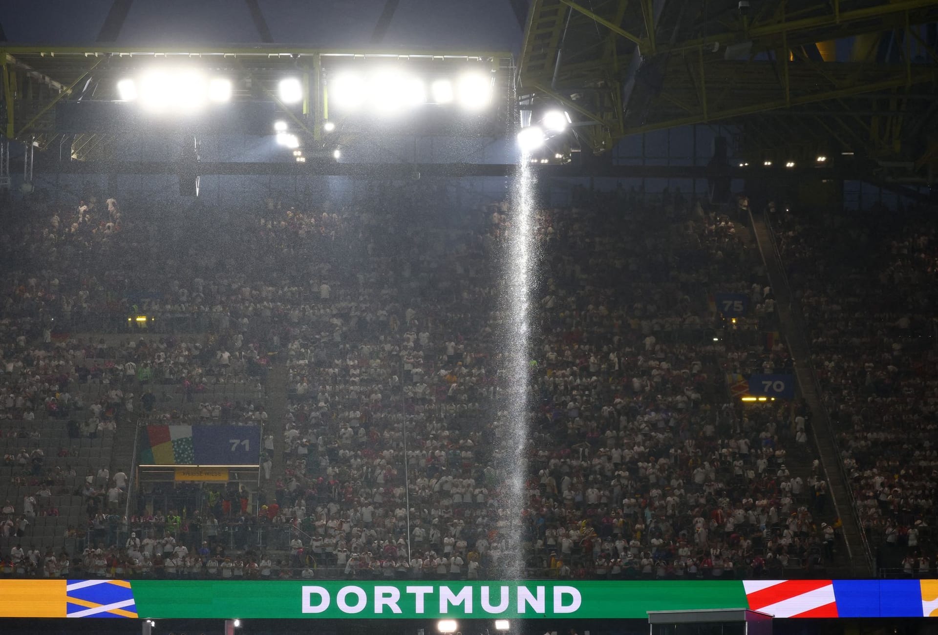 Ein Wasserfall im Stadion.