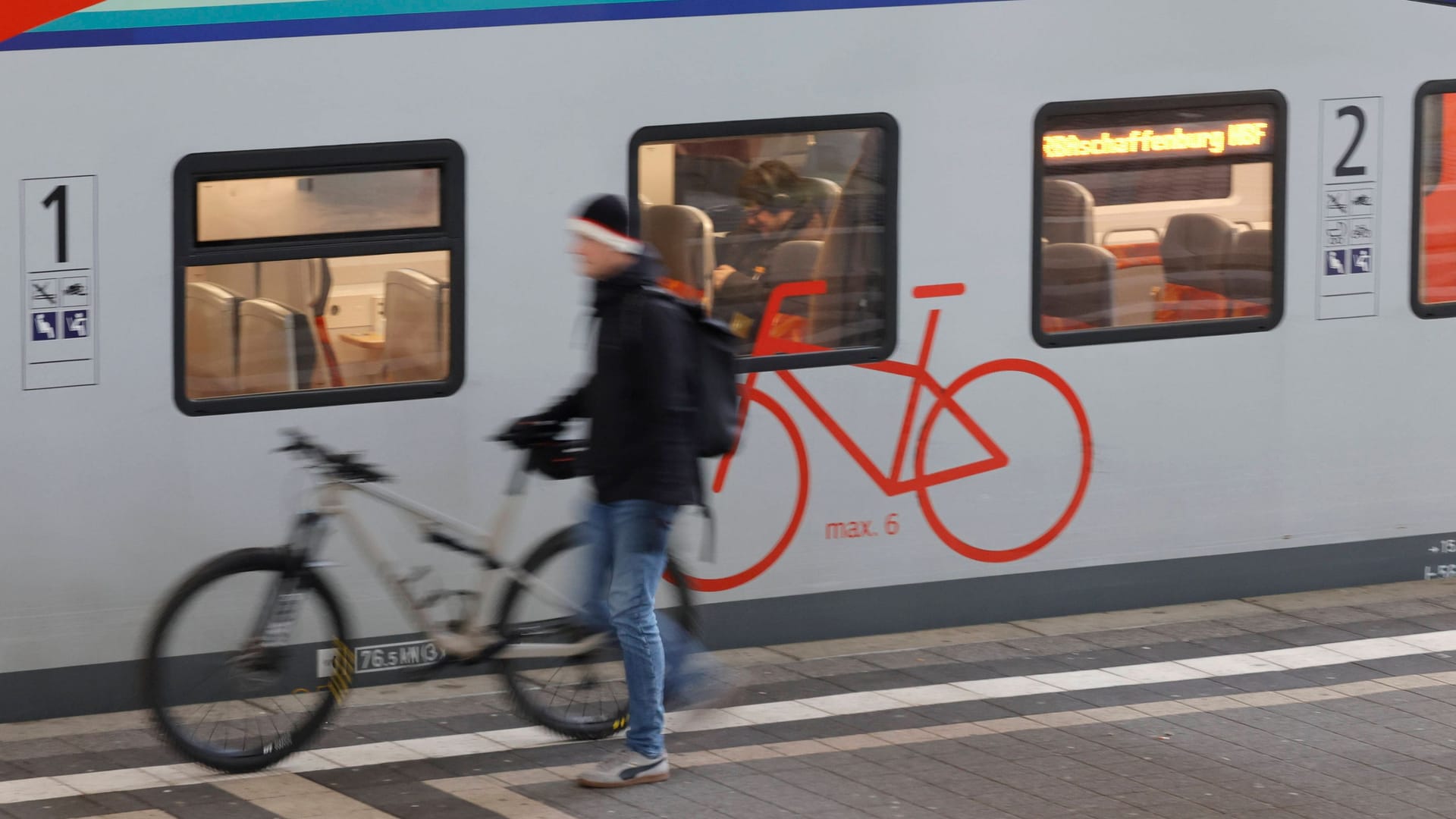 Fahrradwagen eines Zuges (Archivbild): Im Regionalzug eskalierte der Streit eines Fahrradfahrers mit einem Junggesellenabschied.