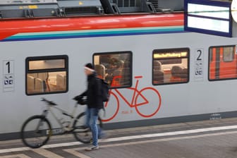 Fahrradwagen eines Zuges (Archivbild): Im Regionalzug eskalierte der Streit eines Fahrradfahrers mit einem Junggesellenabschied.