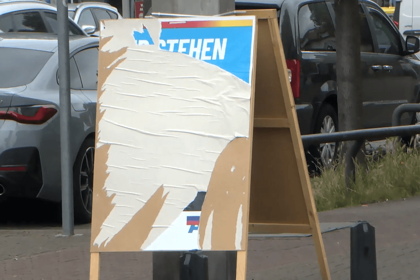 Ein abgerissenes Wahlplakat der AfD: In Mannheim ist ein AfD-Lokalpolitiker mit einem Messer verletzt worden.