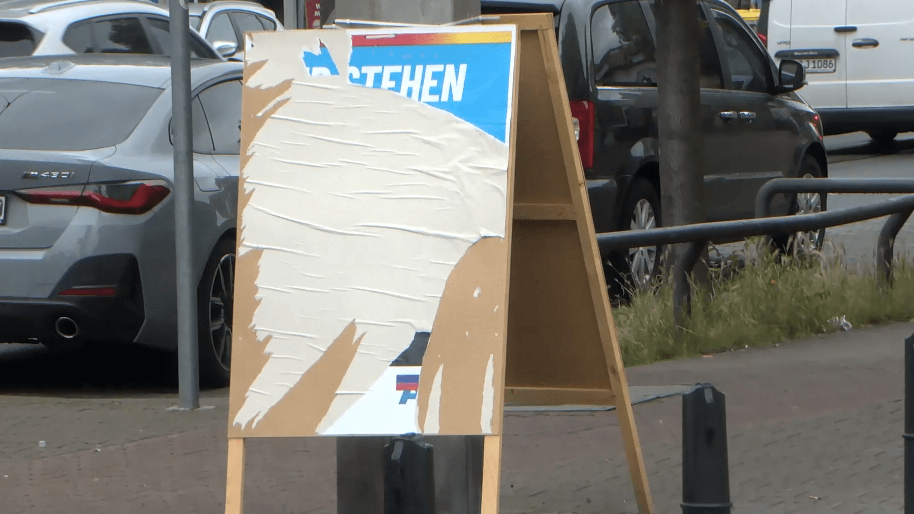 Ein abgerissenes Wahlplakat der AfD: In Mannheim ist ein AfD-Lokalpolitiker mit einem Messer verletzt worden.