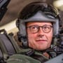 CDU-Chef Friedrich Merz fliegt Eurofighter in Laage bei Rostock