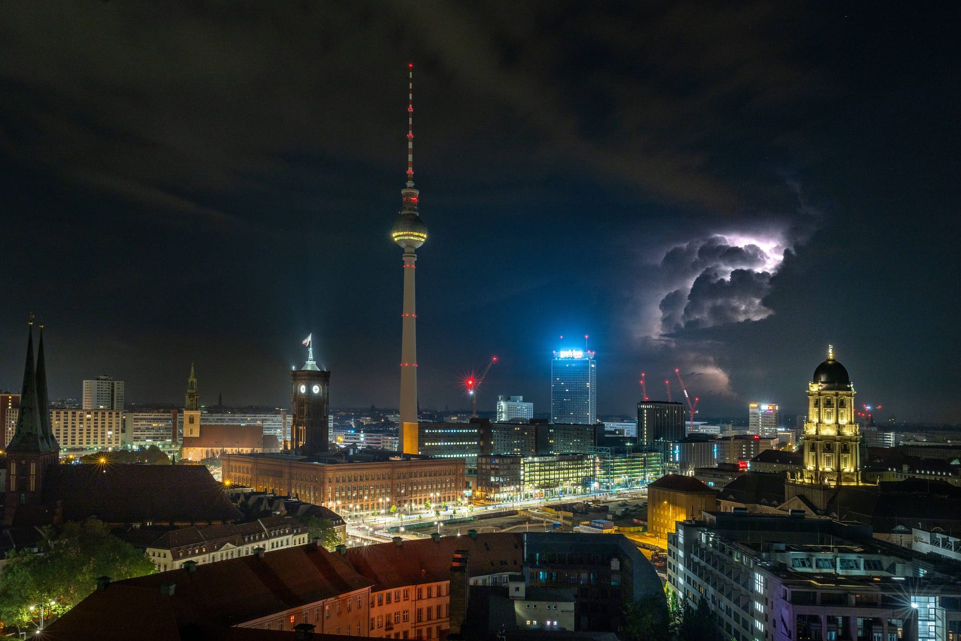 News Bilder des Tages Gewitter hinter dem Zentrum Mitte von Berlin. 05.05.2024, Berlin, GER - Abendstimmung erleuchteten Wolken., Berlin Berlin Deutschland, DEU Gewitter *** Thunderstorm behind the center of Berlin 05 05 2024, Berlin, GER Evening mood illuminated clouds , Berlin Berlin Germany, DEU