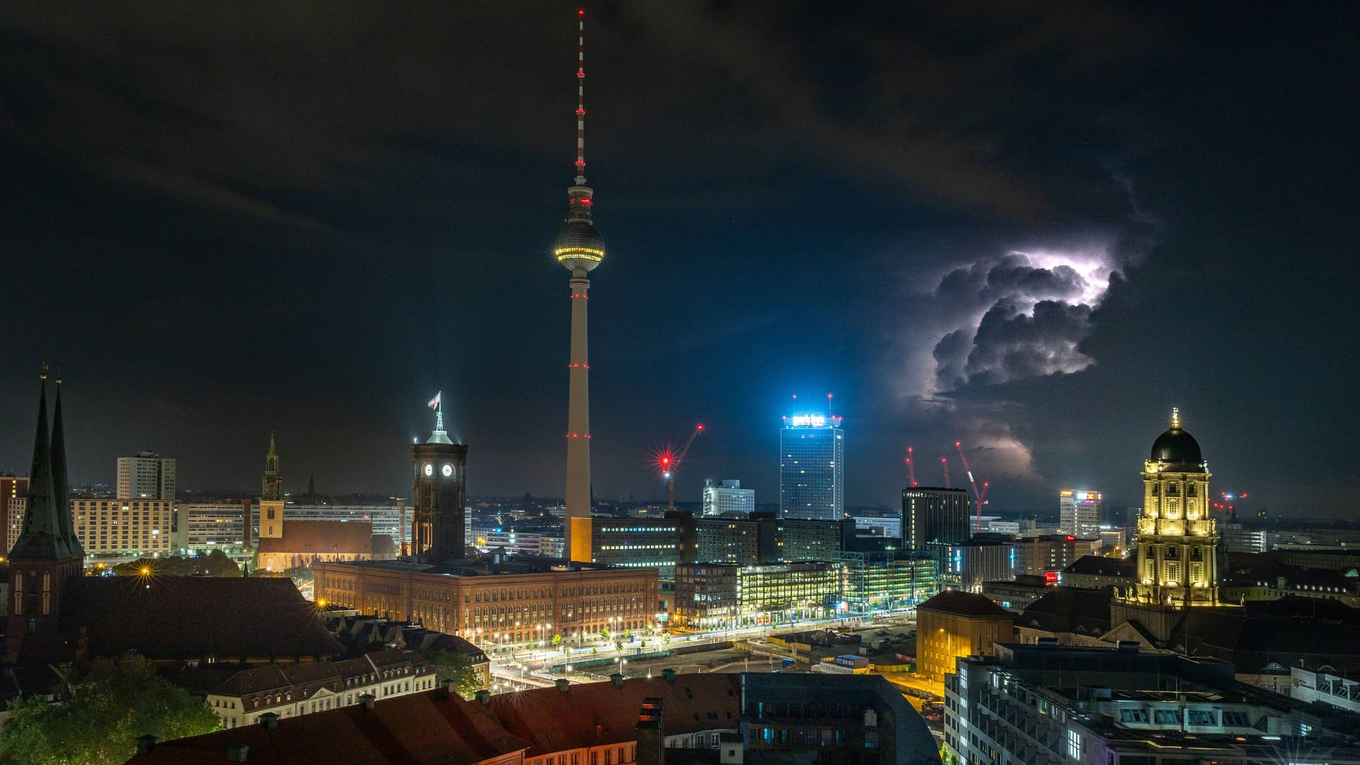 News Bilder des Tages Gewitter hinter dem Zentrum Mitte von Berlin. 05.05.2024, Berlin, GER - Abendstimmung erleuchteten Wolken., Berlin Berlin Deutschland, DEU Gewitter *** Thunderstorm behind the center of Berlin 05 05 2024, Berlin, GER Evening mood illuminated clouds , Berlin Berlin Germany, DEU