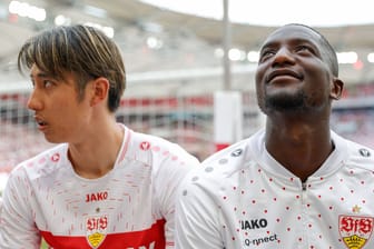 Stuttgart-Stars: Hiroki Ito (l.) und Serhou Guirassy beim Saisonabschluss 2023/24.