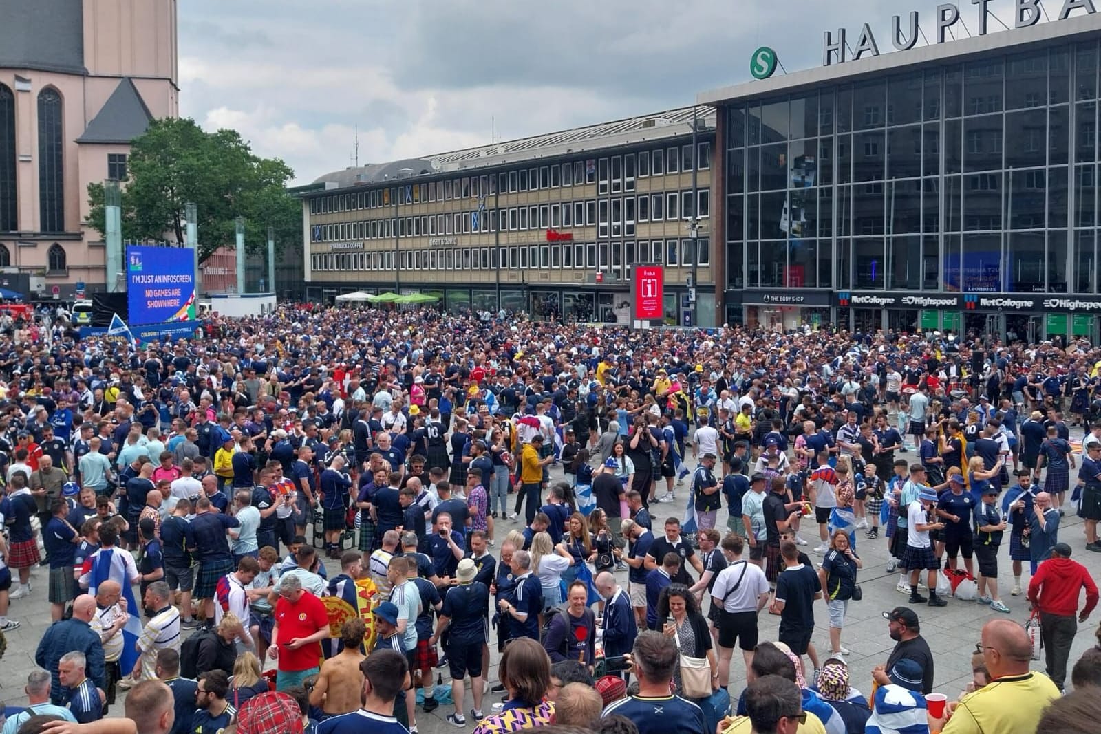 Der Bahnhofsvorplatz in Köln: Tausende schottische Fußballfans feiern.