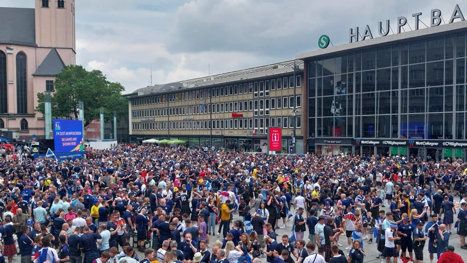 Der Bahnhofsvorplatz in Köln: Tausende schottische Fußballfans feiern.