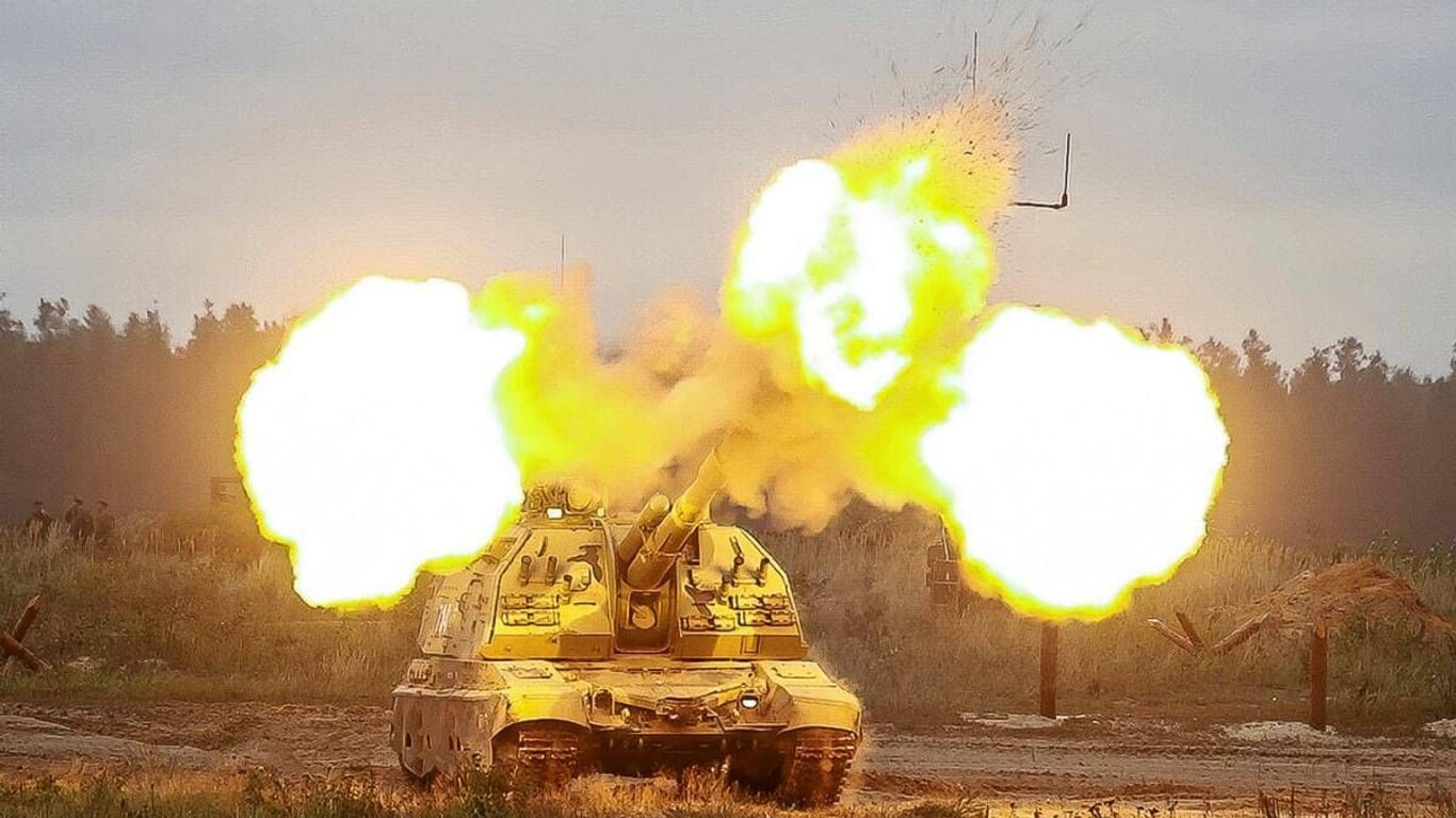 Panzerhaubitze schießt (Symbolbild): In einer polnischen Rüstungsfabrik, in der die Geschosse produziert werden, kam es zu einer Explosion.