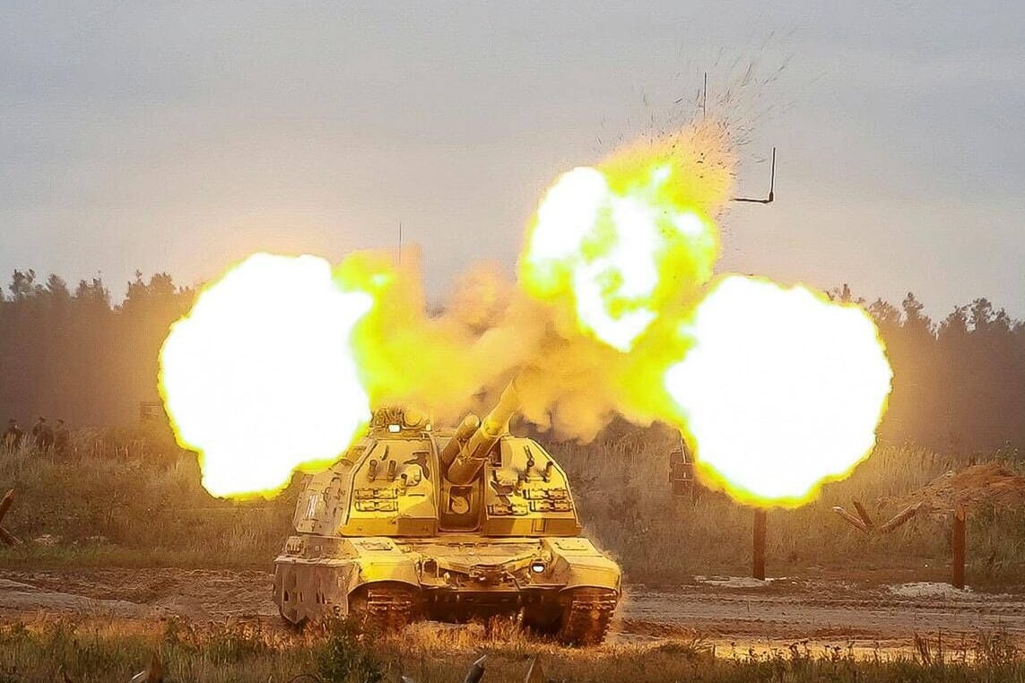 Panzerhaubitze schießt (Symbolbild): In einer polnischen Rüstungsfabrik, in der die Geschosse produziert werden, kam es zu einer Explosion.