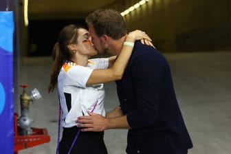 Lena Wurzenberger und Julian Nagelsmann küssen sich nach dem 1:1 der DFB-Elf gegen die Schweiz