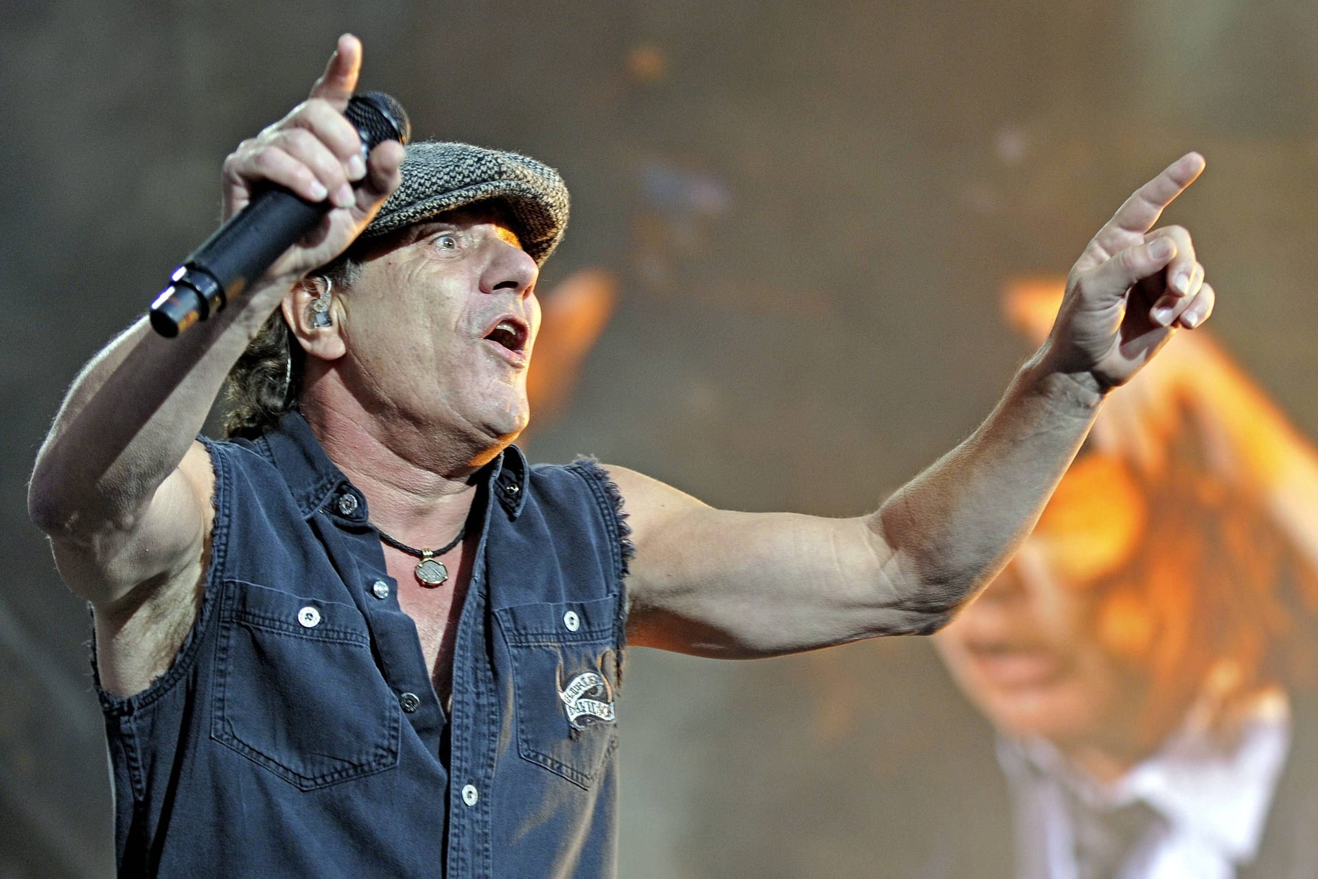 Sänger Brian Johnson bei einem Auftritt im Sommer 2010 in Dresden: Am Sonntag spielt er das nächste Konzert im Ostragehege.