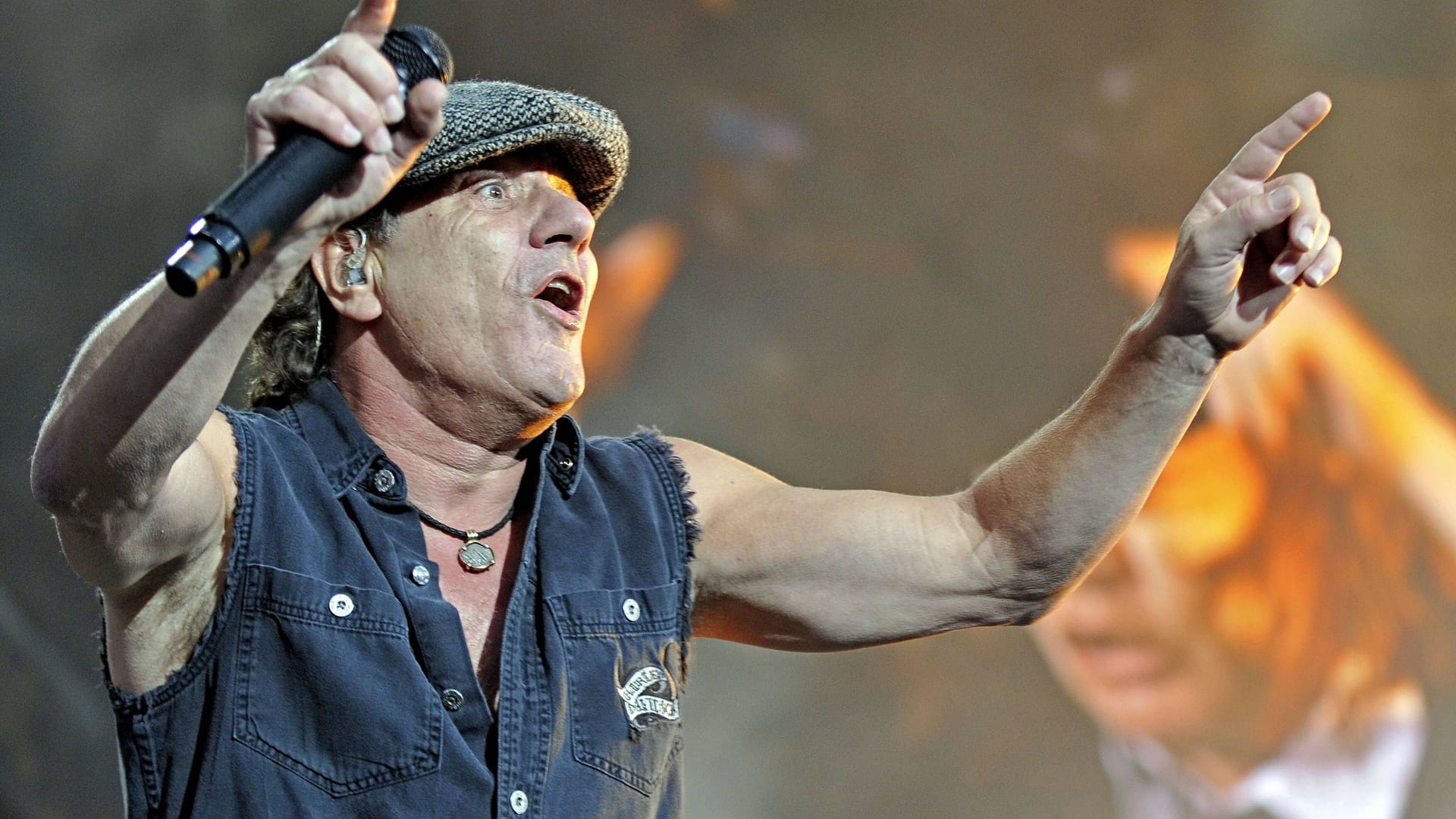 Sänger Brian Johnson bei einem Auftritt im Sommer 2010 in Dresden: Am Sonntag spielt er das nächste Konzert im Ostragehege.