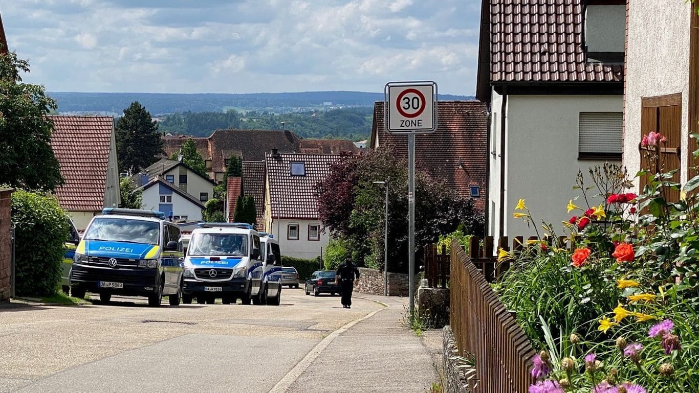 Idyllisches Umfeld, aber terroristische Pläne: Polizeiwagen stehen auf einer Straße in Althengstett, während GSG 9 und BKA nach Waffen suchen.