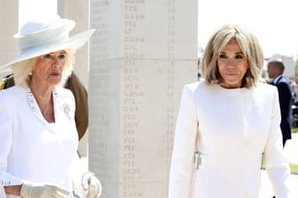 Königin Camilla und Brigitte Macron: Die beiden Frauen nahmen am Donnerstag an einer Gedenkfeier teil.